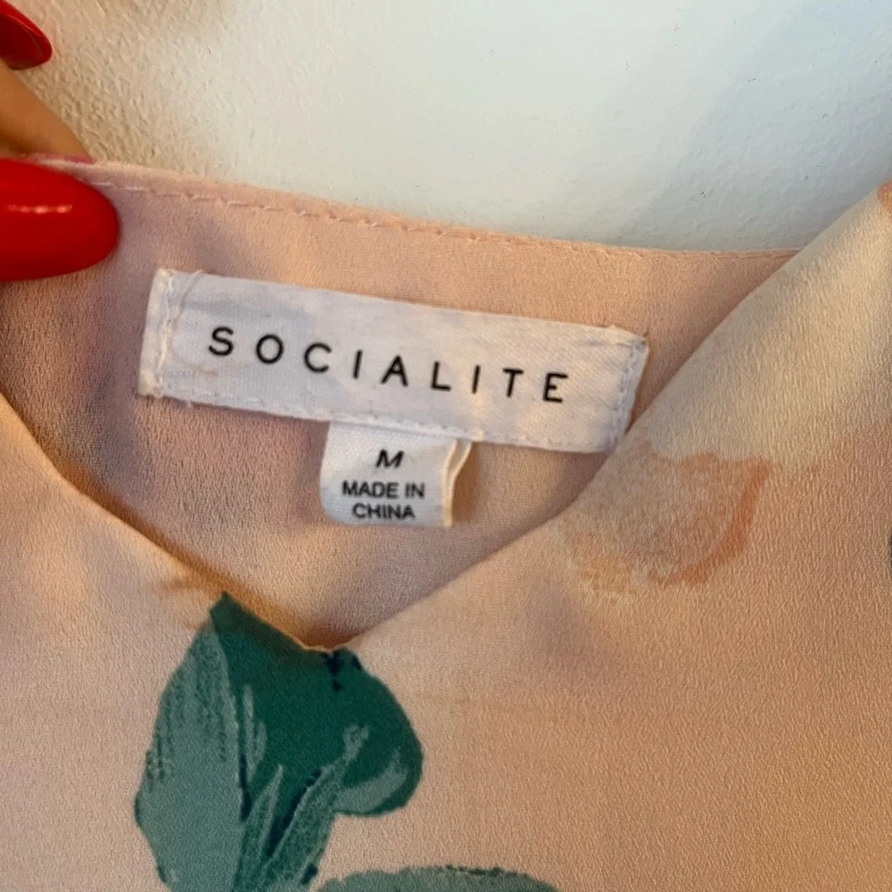 Socialite Floral Sleeveless Camisole - Picture 2 of 2